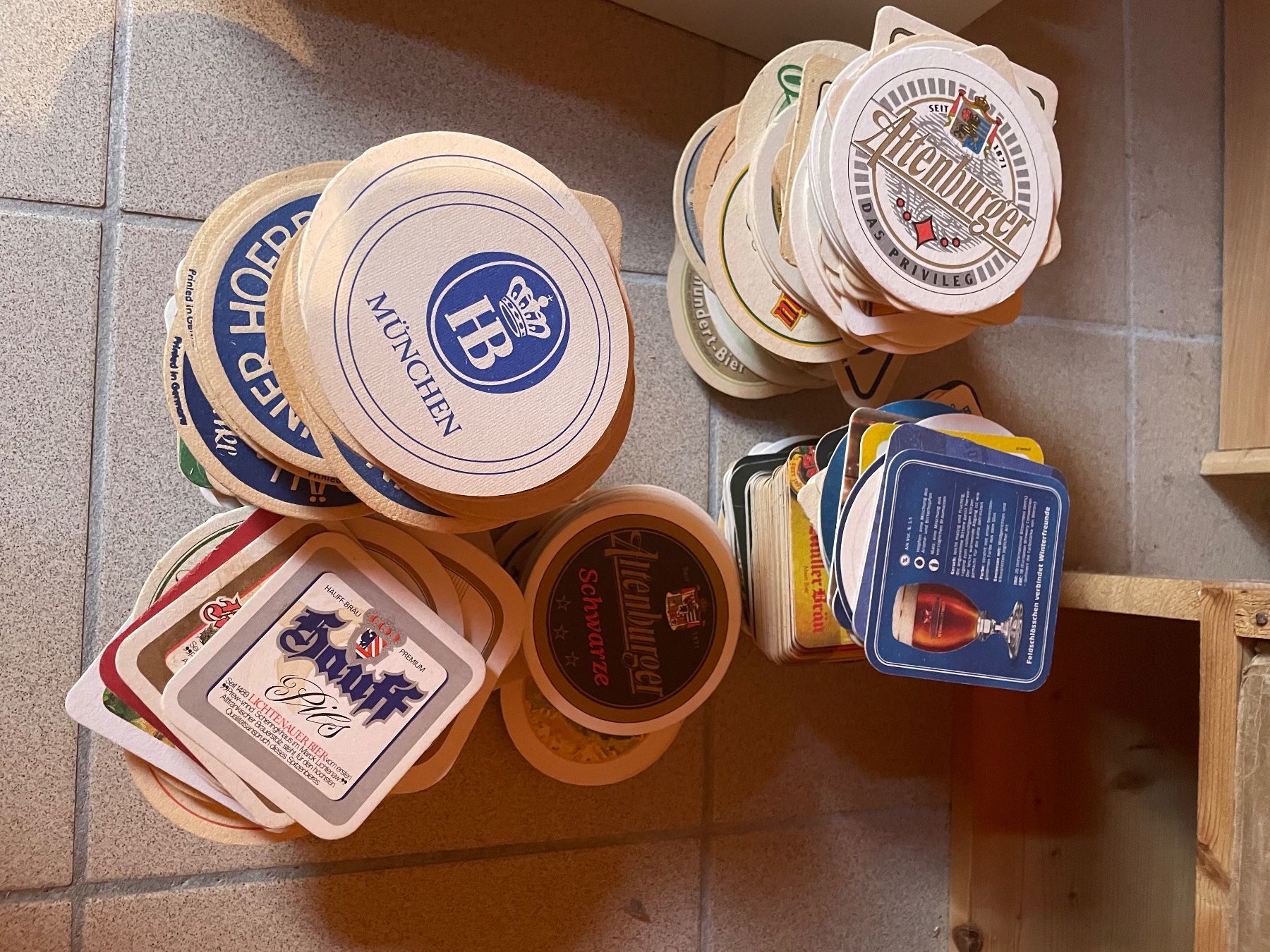 Sottobicchieri: 400 Bierdeckel – Usato da Giubiasco venduto da Boboviola 2