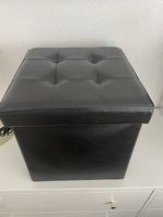 Schwarzer Sitzhocker mit Stauraum
