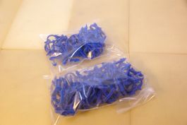 blaue Steckrohrbriden / Schlauch Halterung