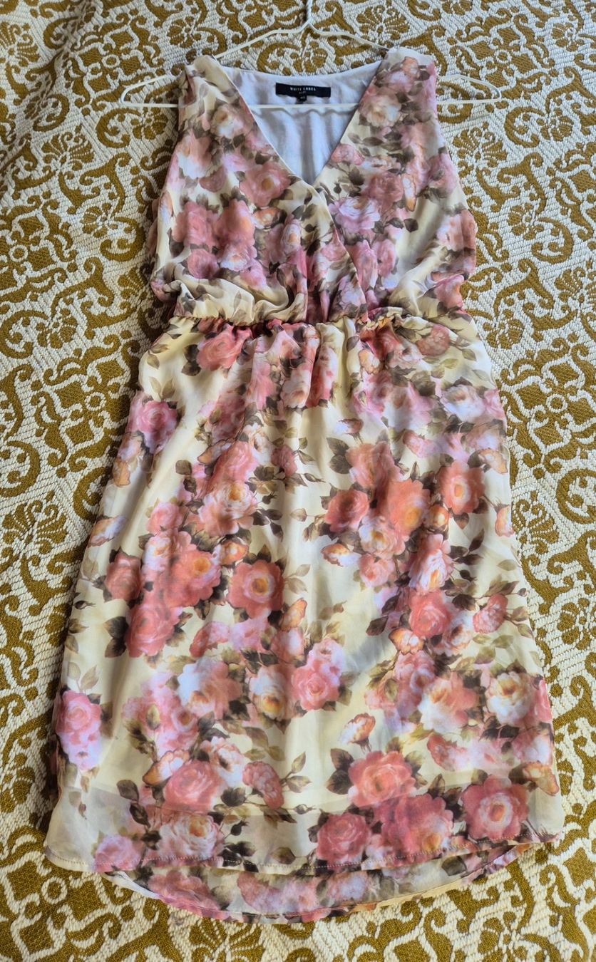 Robes: ein geblümtes Kleid – D'occasion à Leissigen par ali_k9v8