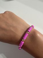 Sommerliches Armband: Rosa Heishi Perlen mit goldenen Akzent
