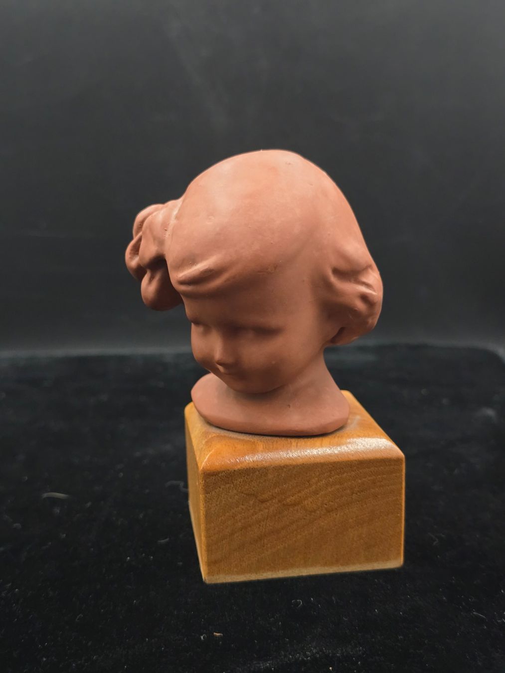 Sculture & Statue: Mädchenkopf Ton auf Holzsockel – Usato da Rorschacherberg venduto da snOOpydOg11 9