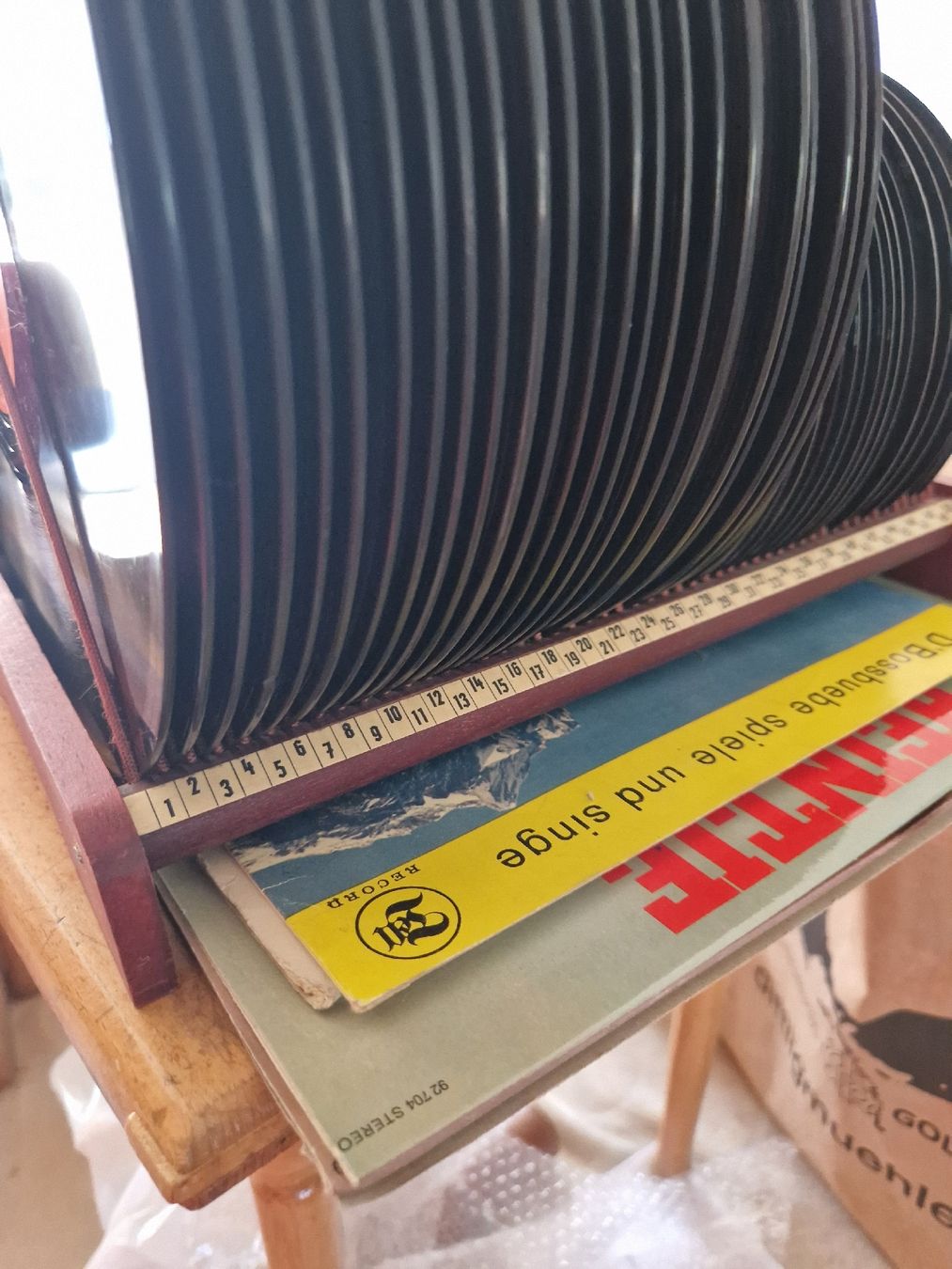 Supporti per strumenti musicali & leggii: Schallplatten Sammlung mit Ständer guter Zustand  – Usato da Mörigen venduto da Clio111 1