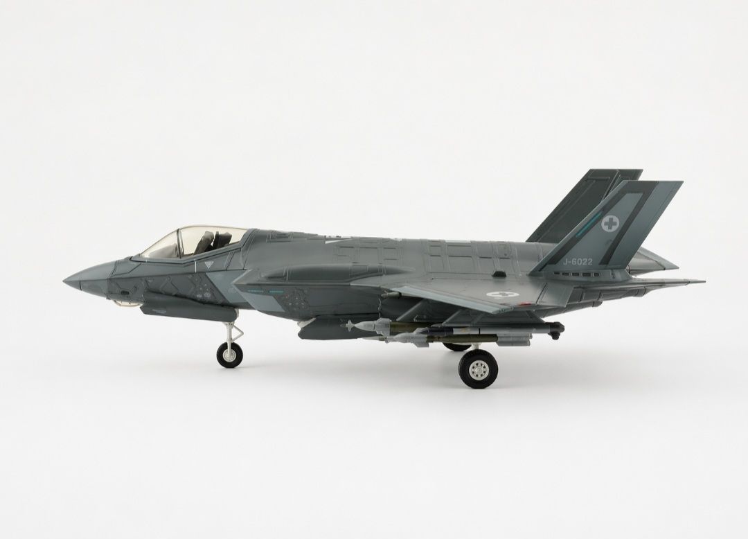 Schweizer Armee Kit di modellismo & Modellini statici: F-35A Lightning Schweizer Luftwaffe 1:72 OVP Standmodell – Nuovo e nell'imballaggio originale da Derendingen venduto da Nellino01