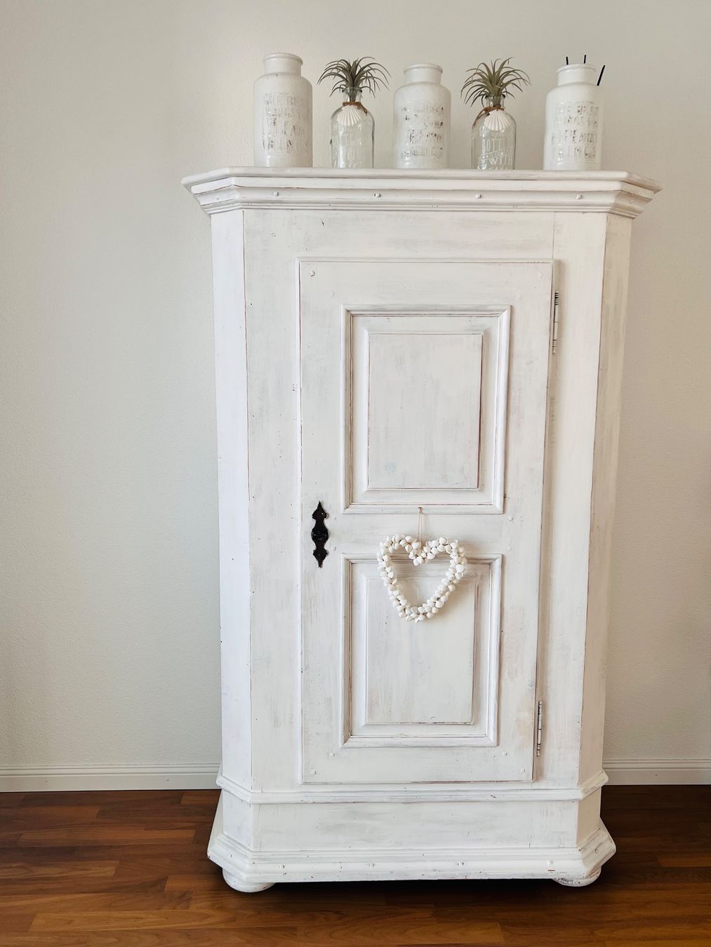 Armoires: stylischer Holzschrank weiss – D'occasion à Buchrain par ARNA1102