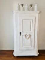 stylischer Holzschrank weiss