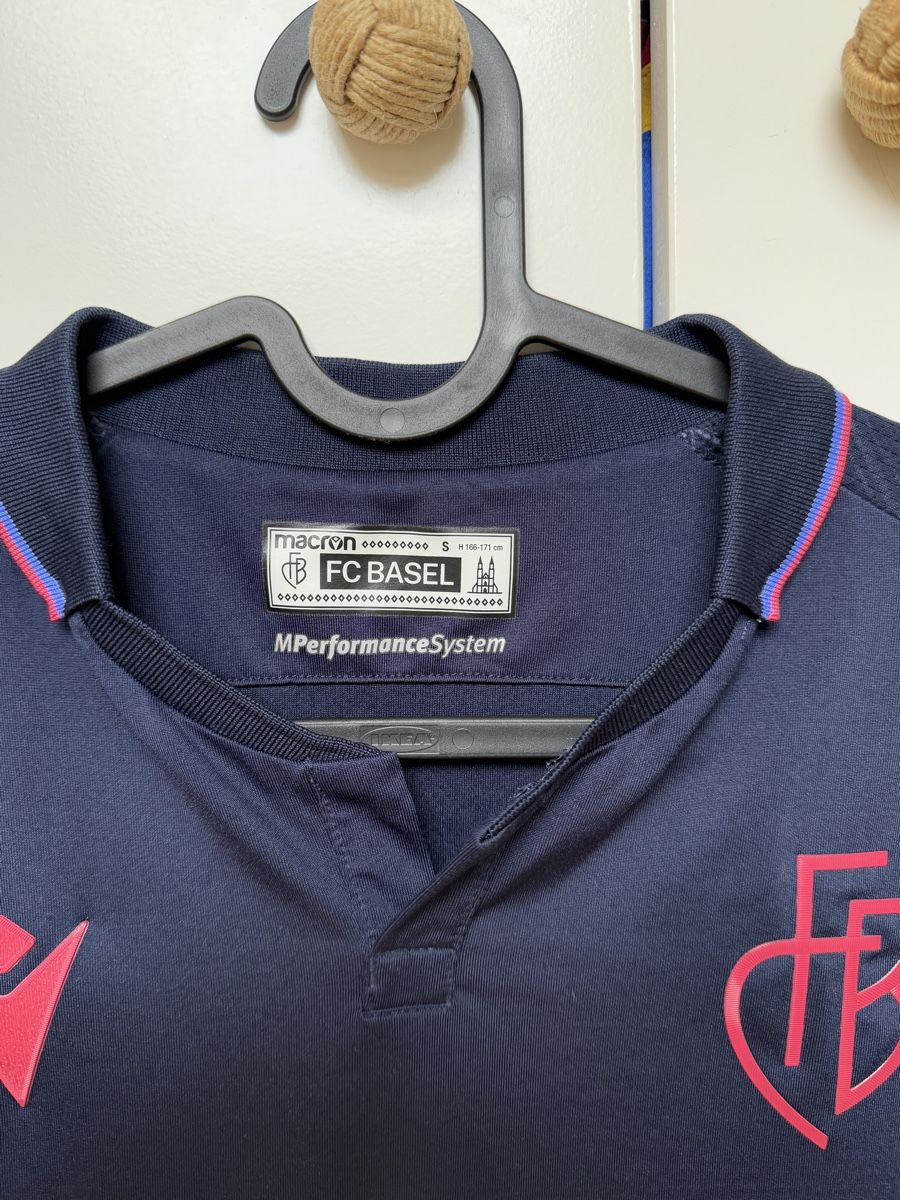 Canottiere & Pantaloni: FC BASEL S TRIKOT  – Usato da grandvaux venduto da SwissOnTracksHO 1