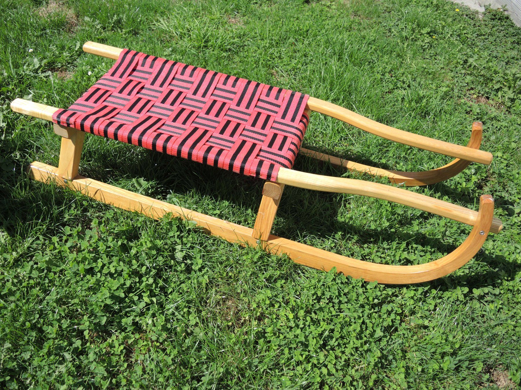 Luge: Holz Schlitten mit Sitzgeflecht rot/schwarz – D'occasion à St. Gallen par nonnobene 1