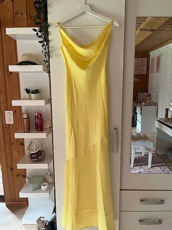 Gelbes Satinkleid Abendkleid von Hello Molly