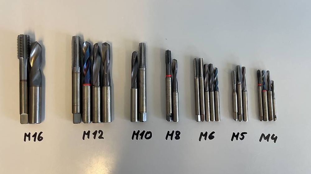 Tous les outils: HM Maschinen Gewindebohrer M4 - M16 mit HM Kernlochbohrer – D'occasion à Utzenstorf par Biker3427