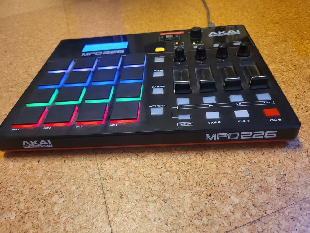 Akai Musikinstrumente: AKAI Professional MPD 226 USB Midi Controller – Gebraucht aus Winterthur von my_username 2