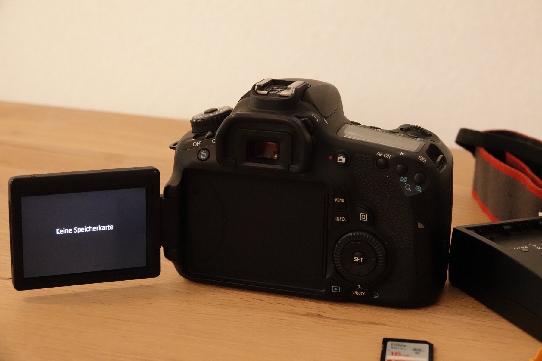 Canon Fotocamera: Canon EOS 60D mit EFS 18 - 200mm macro – Usato da Müntschemier venduto da Bluebonnet 4