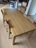 Holztisch (mit 4 Stühlen) zu verkaufen