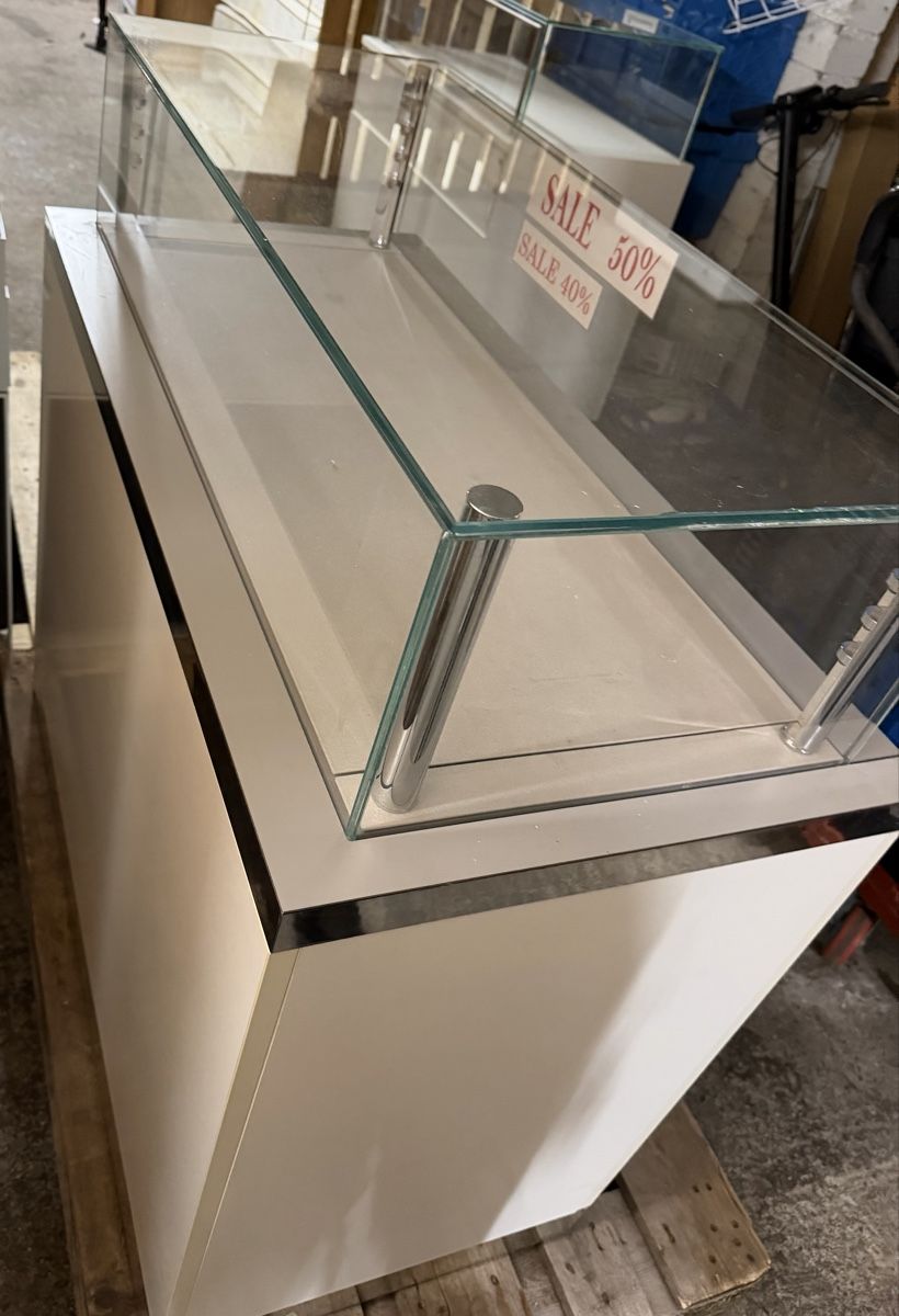 Ladenausstattungen & Messebau: Verkaufstheke mit Glasaufbau – Gebraucht aus Interlaken von Skandalpreis 4