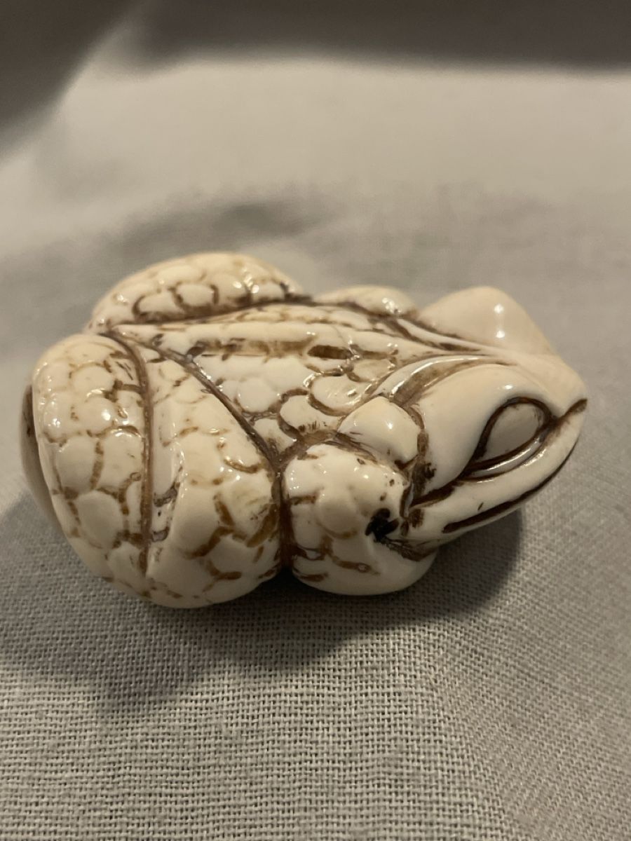 Statuette: Netsuke, liegender Frosch, signiert – Usato da Embrach venduto da Gauvain1 3