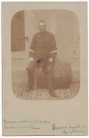 Offizier auf Fass sitzend, gelaufen 1905