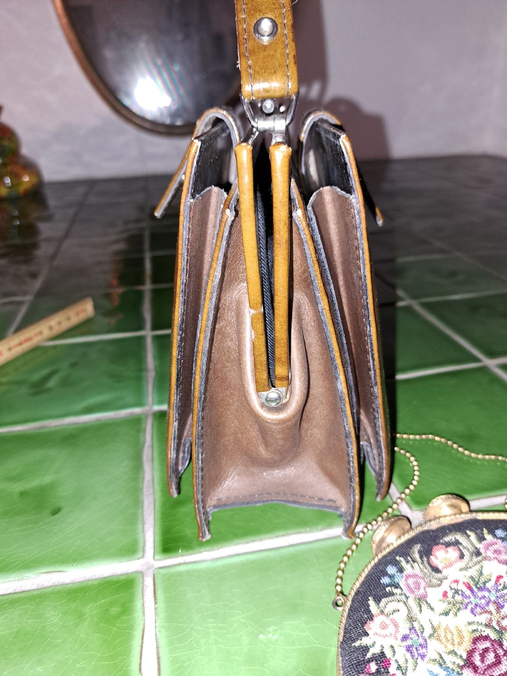 Borse: antike Handtasche aus braunem Leder, – Usato da Kölliken venduto da Upcycling-by-Mc-TAM 3