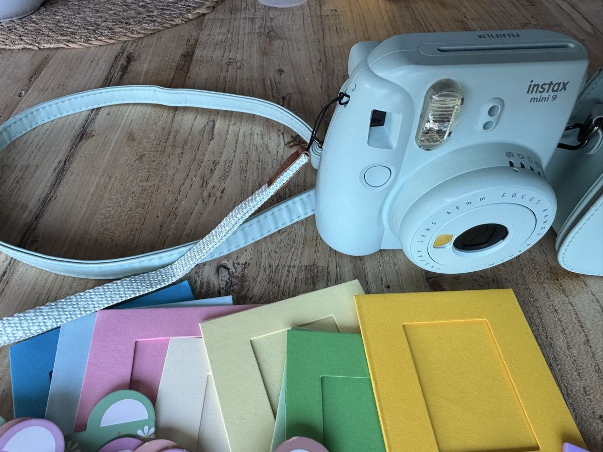 Fujifilm Fotocamera: Fujifilm Instax Mini 9 mit Zuberhor.  – Usato da Mägenwil venduto da MagooTradesStuff 1