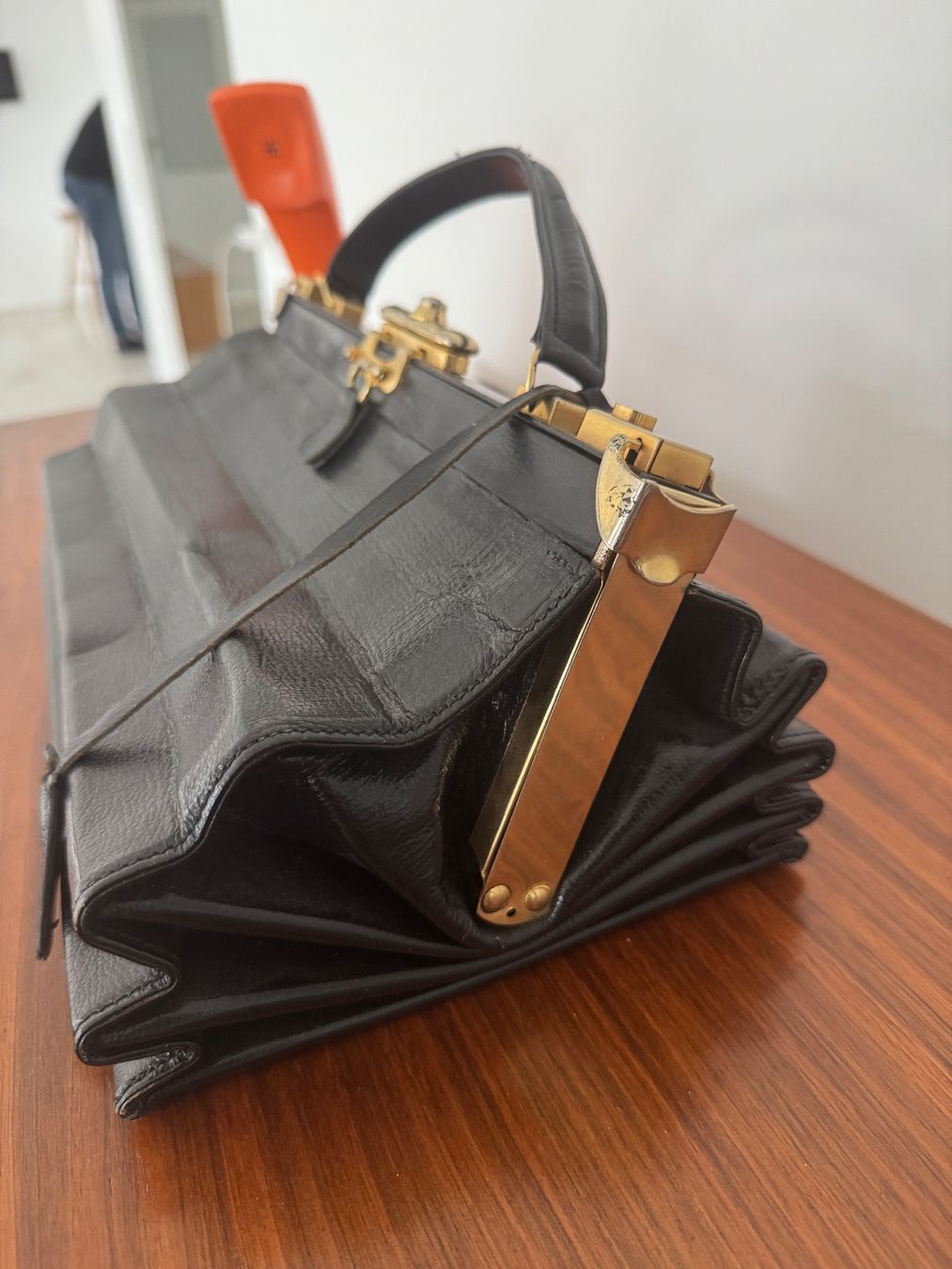 Borse da donna: Ancien sac en cuir noir – Usato da giffers venduto da sev_c9x9 2