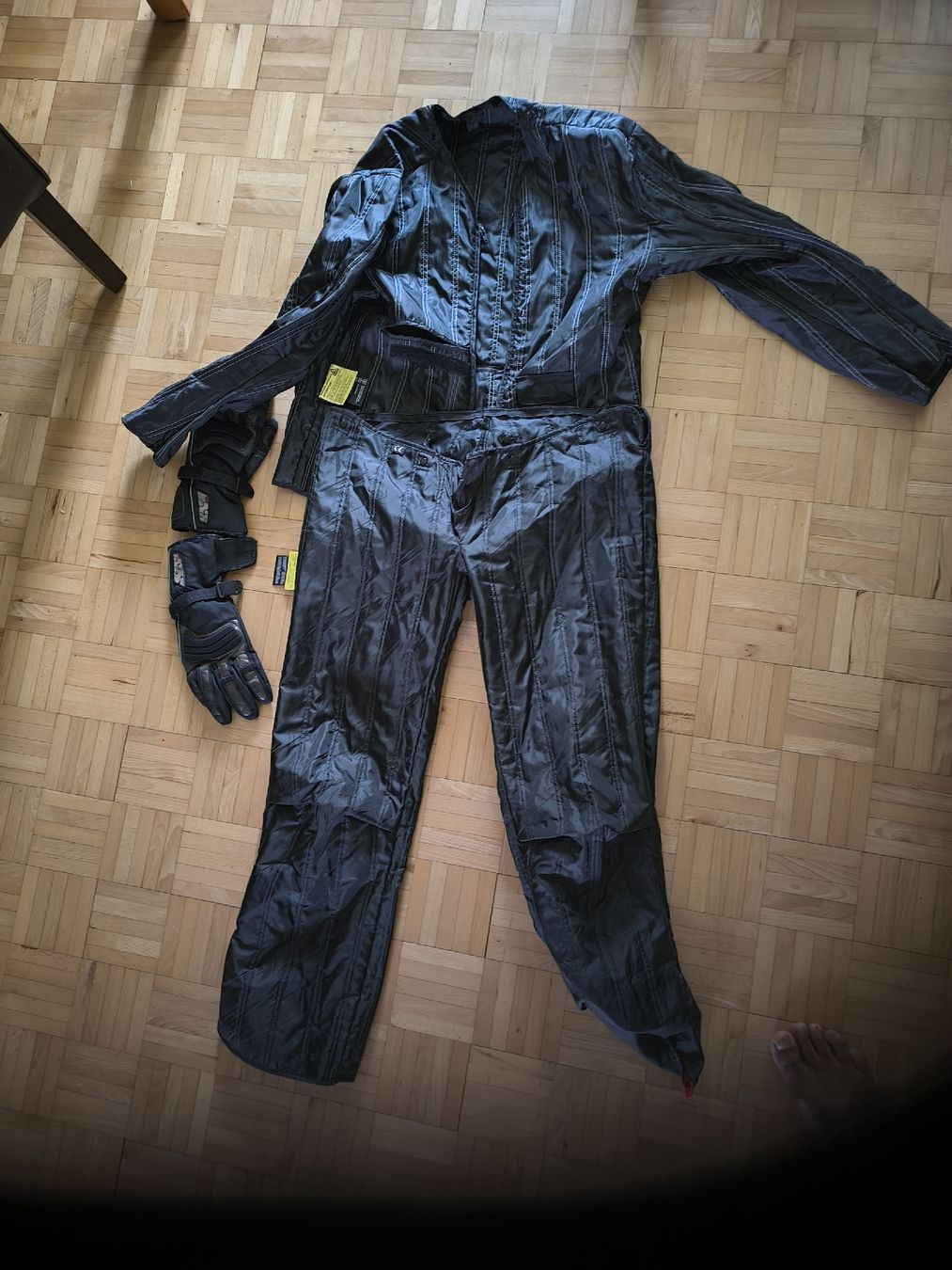 Lots de vêtements: Motorrad kleider – D'occasion à St. Gallen par rac_8n8q 1