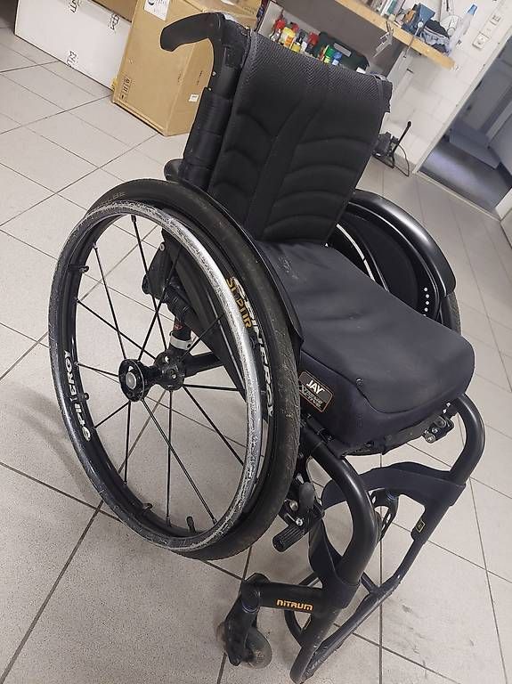Sedie a rotelle: Rollstuhl Leichtbau 40cm – Usato da Hüttlingen venduto da Ideale 1