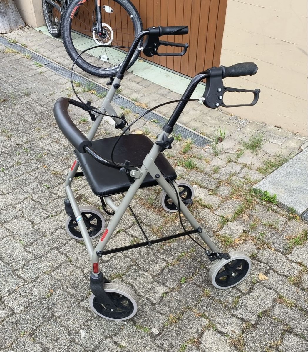 Ausili per la deambulazione: Rollator, Gehhilfe – Usato da Münchwilen TG venduto da SeHuDoHu 1
