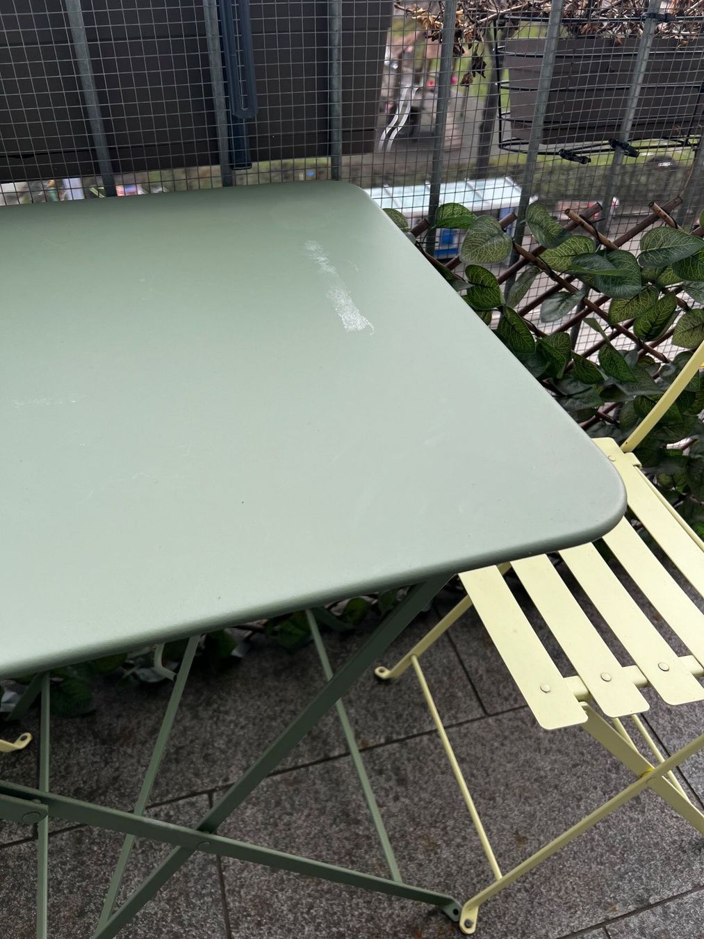Fermob Set di tavolo e panche: Gartentisch mit 2 Stühlen – Usato da Zürich venduto da lexi_alex 3