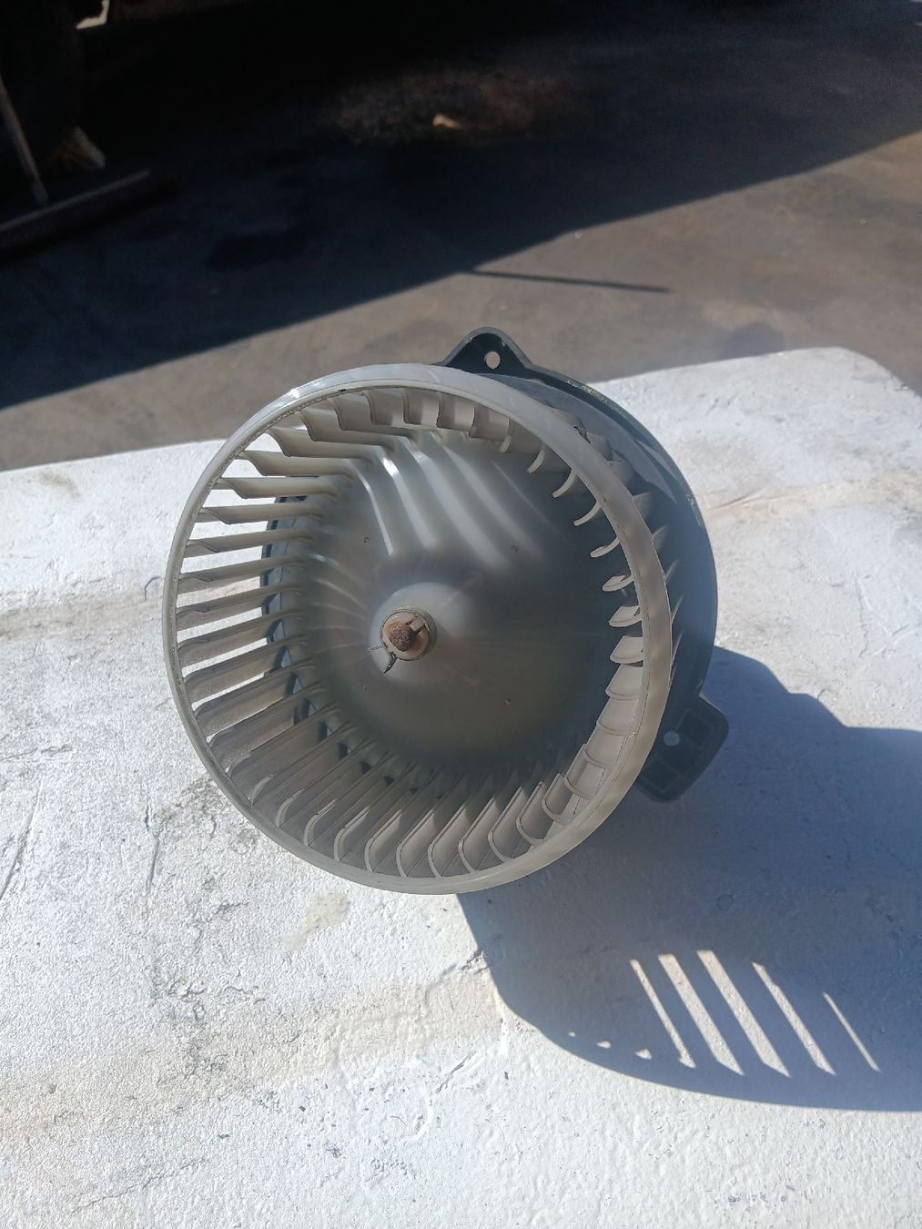 Land Rover Tutti pezzi di ricambio auto: Moteur de ventilation Range Rover L320 TDV8  – Usato da la heutte venduto da Auto-stock 1