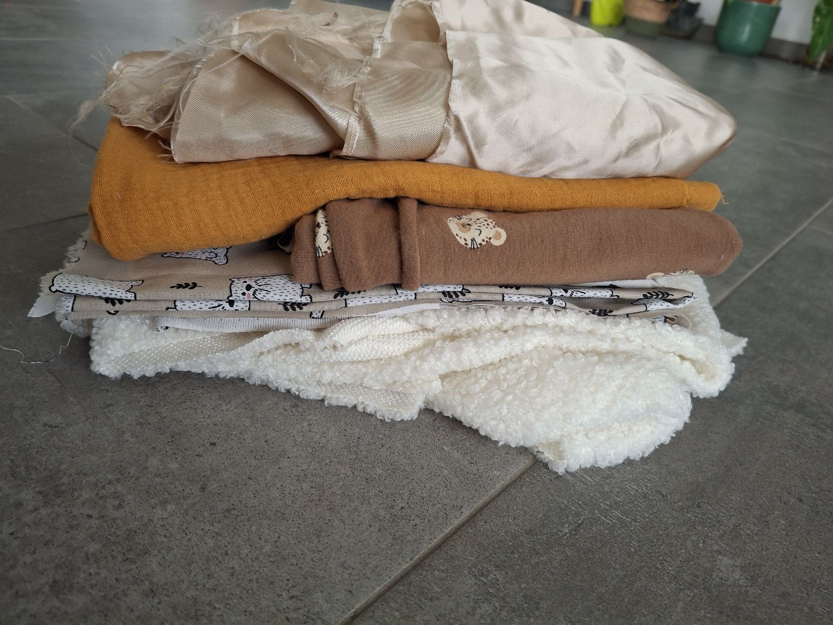 Tessuti: lot de 6 tissus beige  – Usato da Riaz venduto da Fannyh97