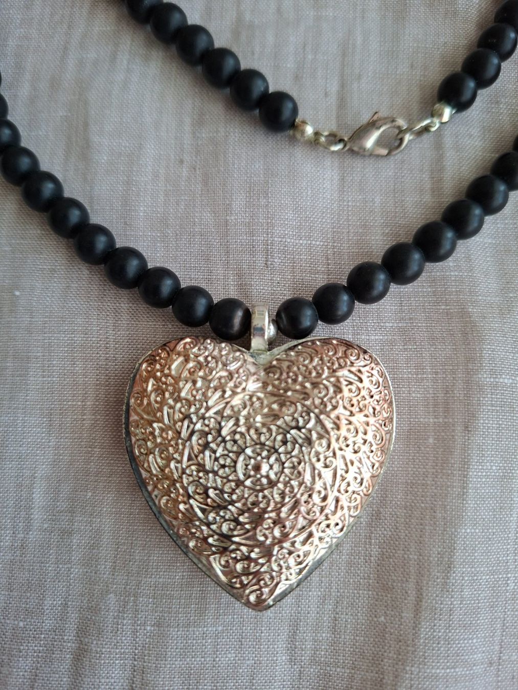 Catenine: Collier Statement Noir avec Cœur Texturé – Nuovo (secondo la descrizione) da Lutry venduto da Sim_Sta 2