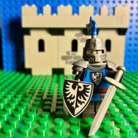Ritterfigur mit Schwert und Schild
