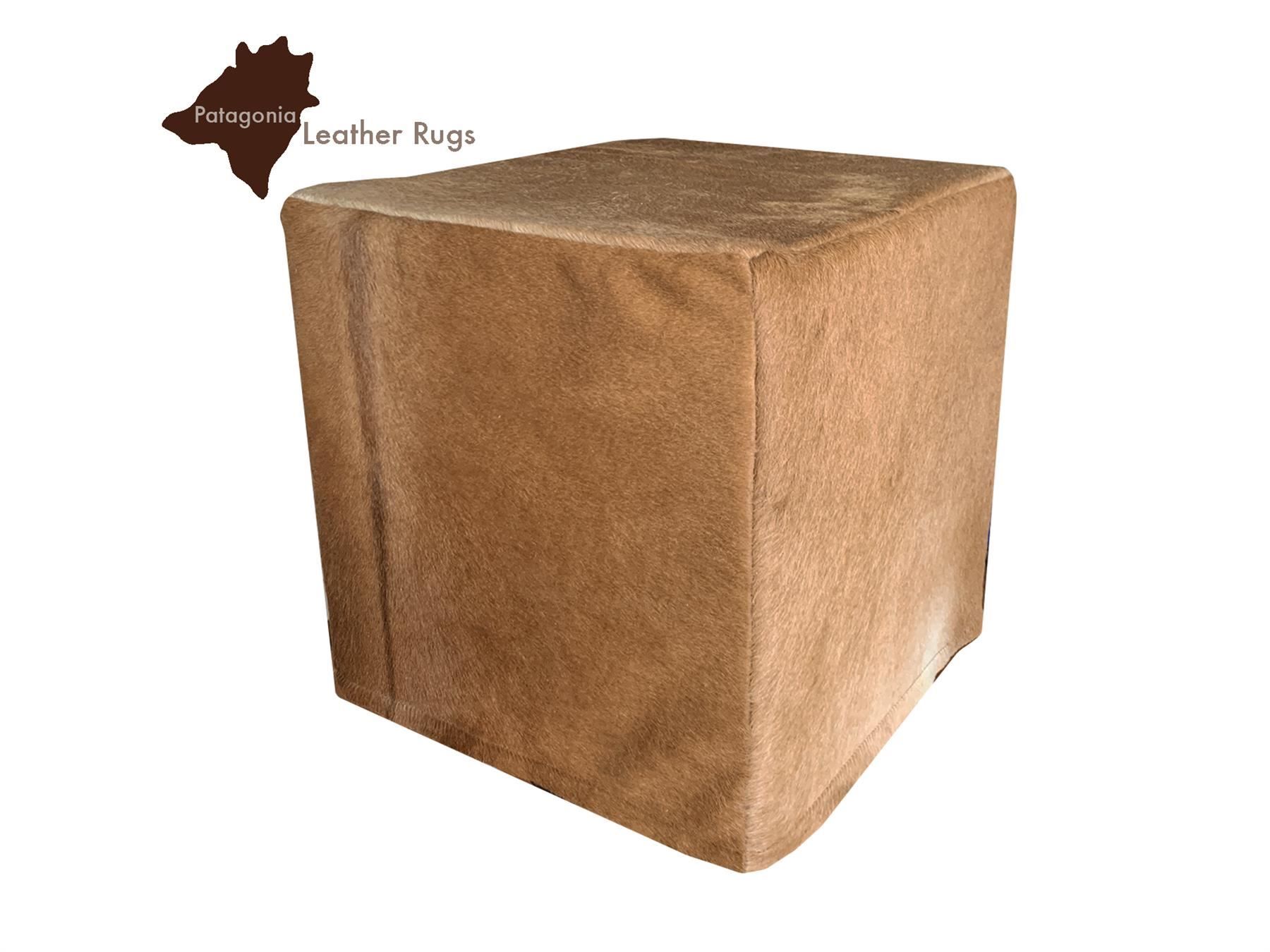Sgabelli: Kuhfell Hocker Beige – Nuovo e nell'imballaggio originale da Arbedo venduto da patagonialeatherrugs