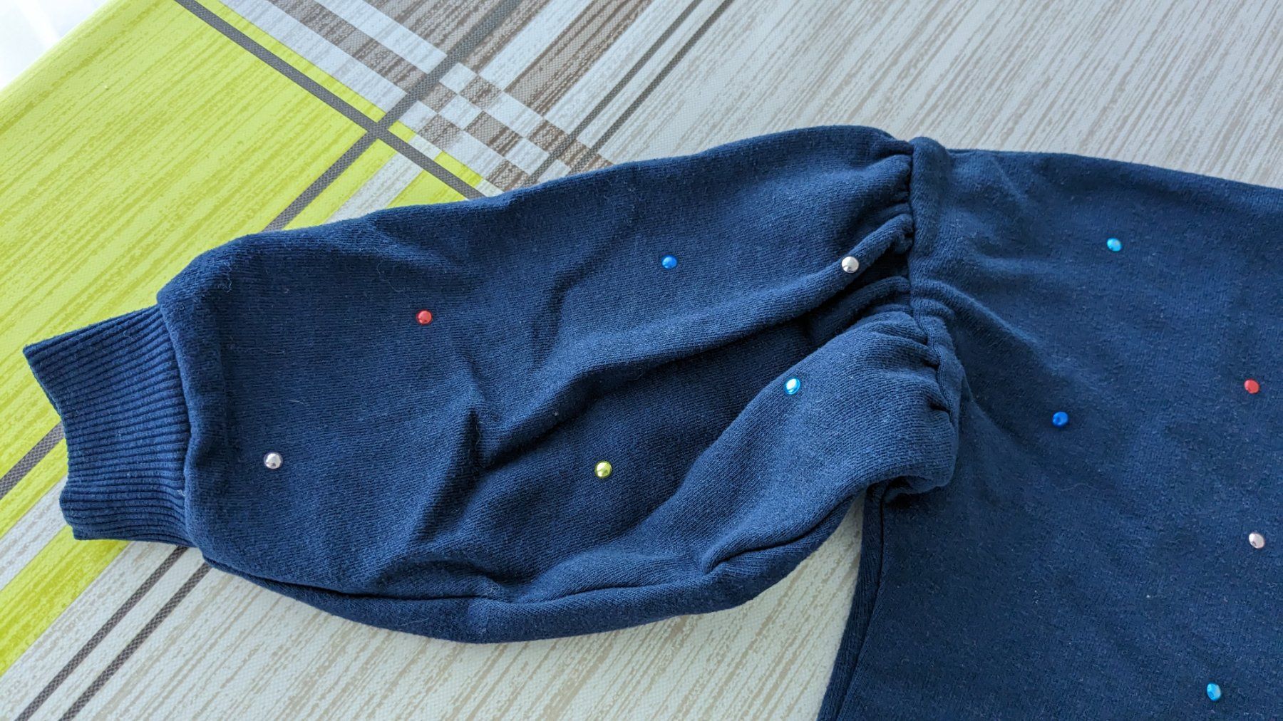 Pullover & Sweatshirts: Süsser, dickerer Pullover - mit bunten Steinchen - 98/104 – Gebraucht aus Staufen von Fleby84 2