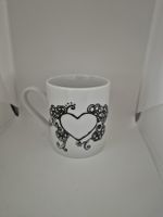 porzellan Tasse weiss mit Herz Motiv schwarz Unikat neu