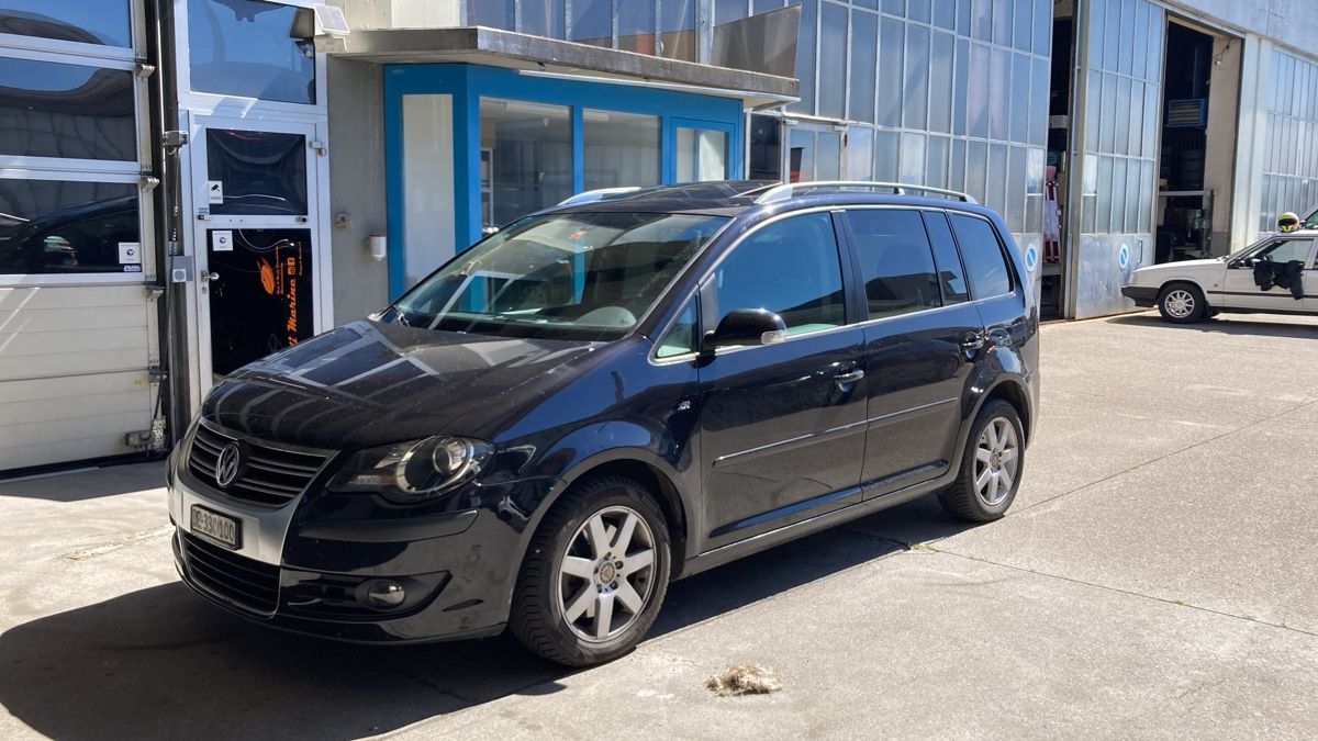 VW Automobili: VW Touran schwarz  – Usato da Steffisburg venduto da bergfraueli7