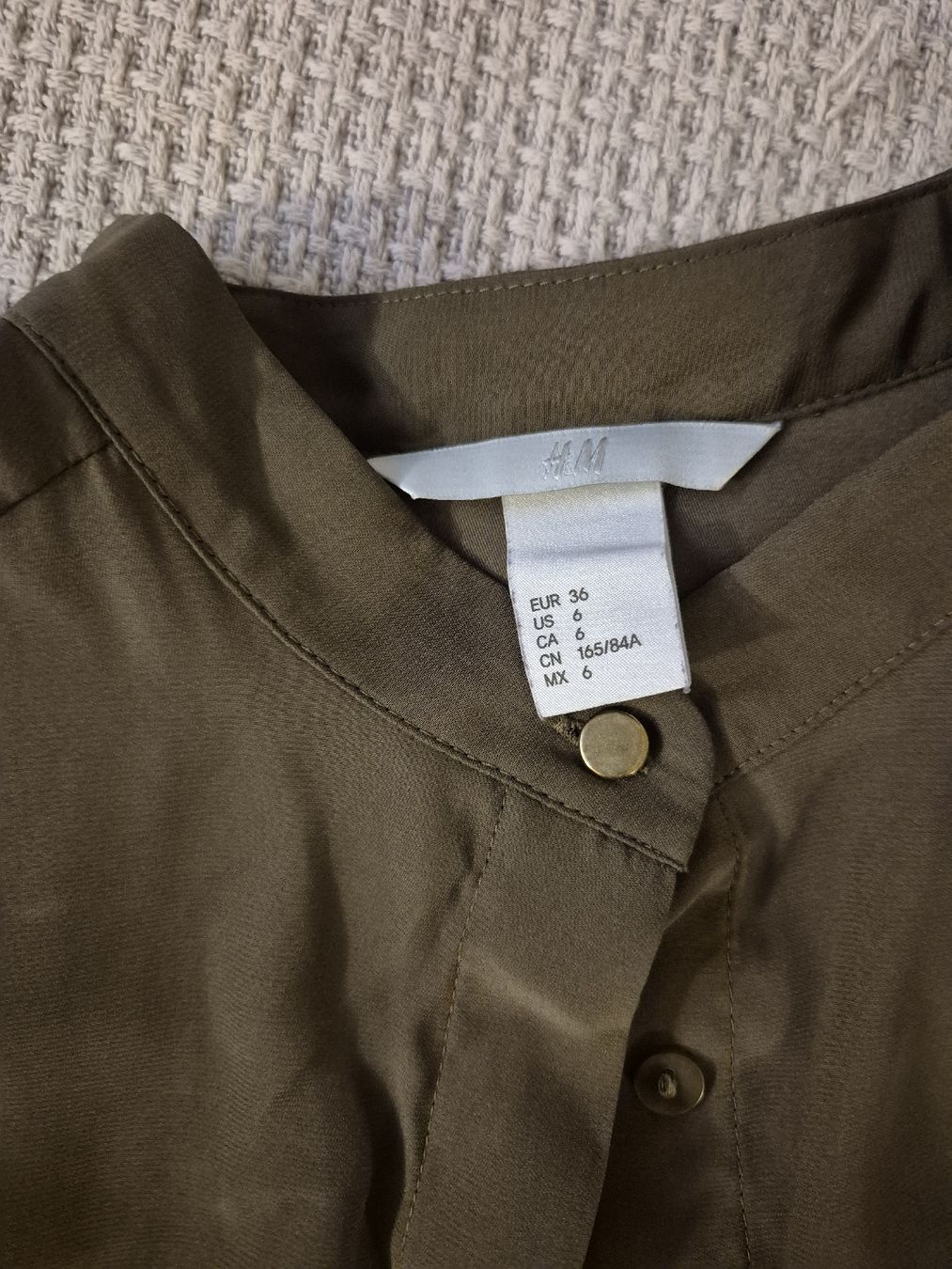 H&M Camicette: Khakifarbene Bluse von H&M, Grösse 36 – Usato da Romanshorn venduto da Enilec02 4