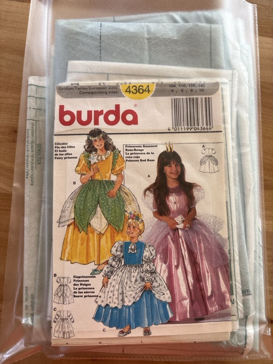 Cartamodelli: Schnittmuster Prinzessin Kleid / Mädchen – Usato da Rümlang venduto da SchumBru10