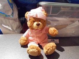 Teddy Bär mit rosa Pyjama und Schlafmütz
