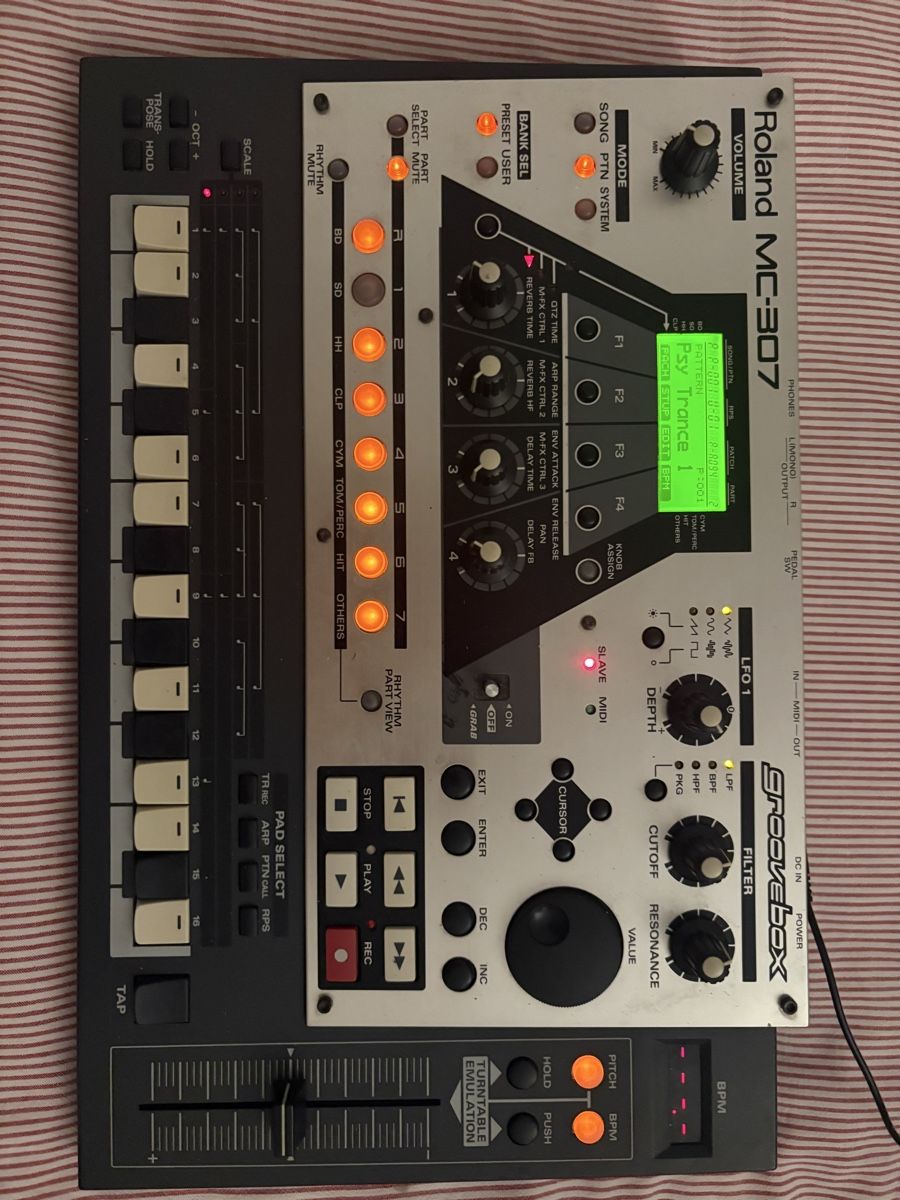 Roland Musikinstrumente: Roland MC-307  – Gebraucht aus Genève von Romanofsnow