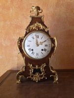 Pendule ancienne en bois et bronze doré, signée Thuilliers 