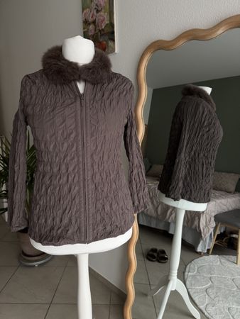 Eng anliegende Jacke braun