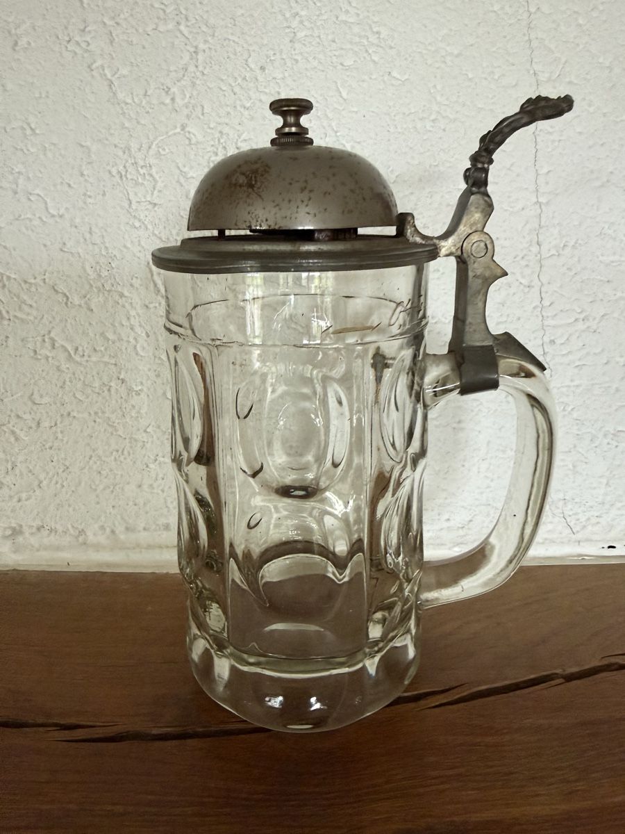 Bicchieri: Chope à bière avec couvercle en étain et sonnette – Usato da Les Bayards venduto da aout