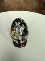 Dekoratives Ei schwarz mit Blumenmuster und Ständer