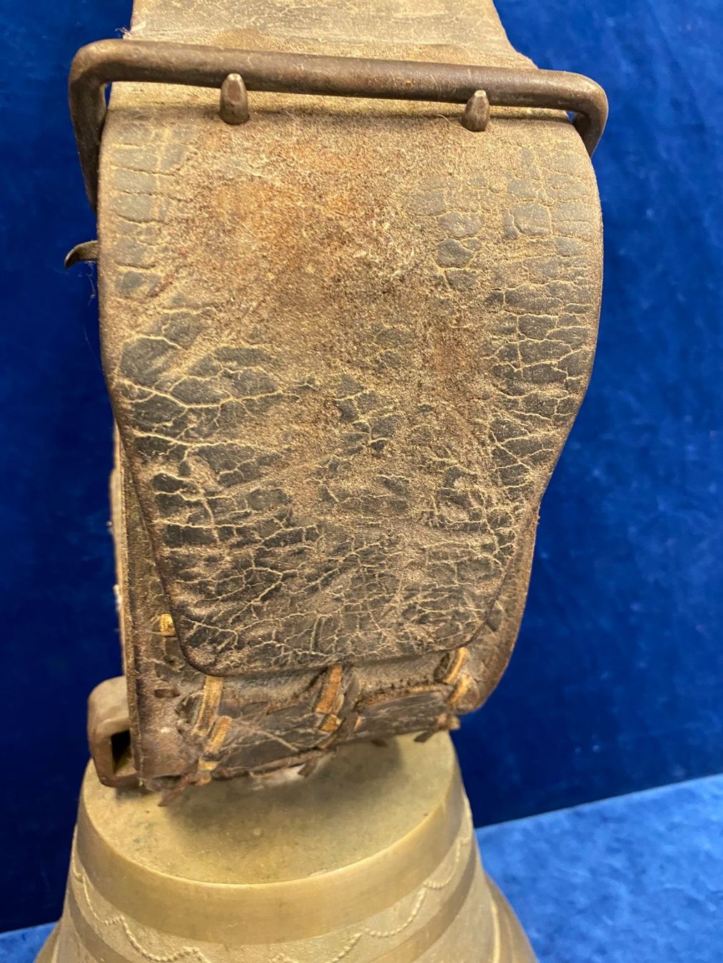 Campanacci mucche: Antike wunderschöner Grosser Schweizer Glocke mit Lederband – Usato da Steinhausen venduto da Super05 5
