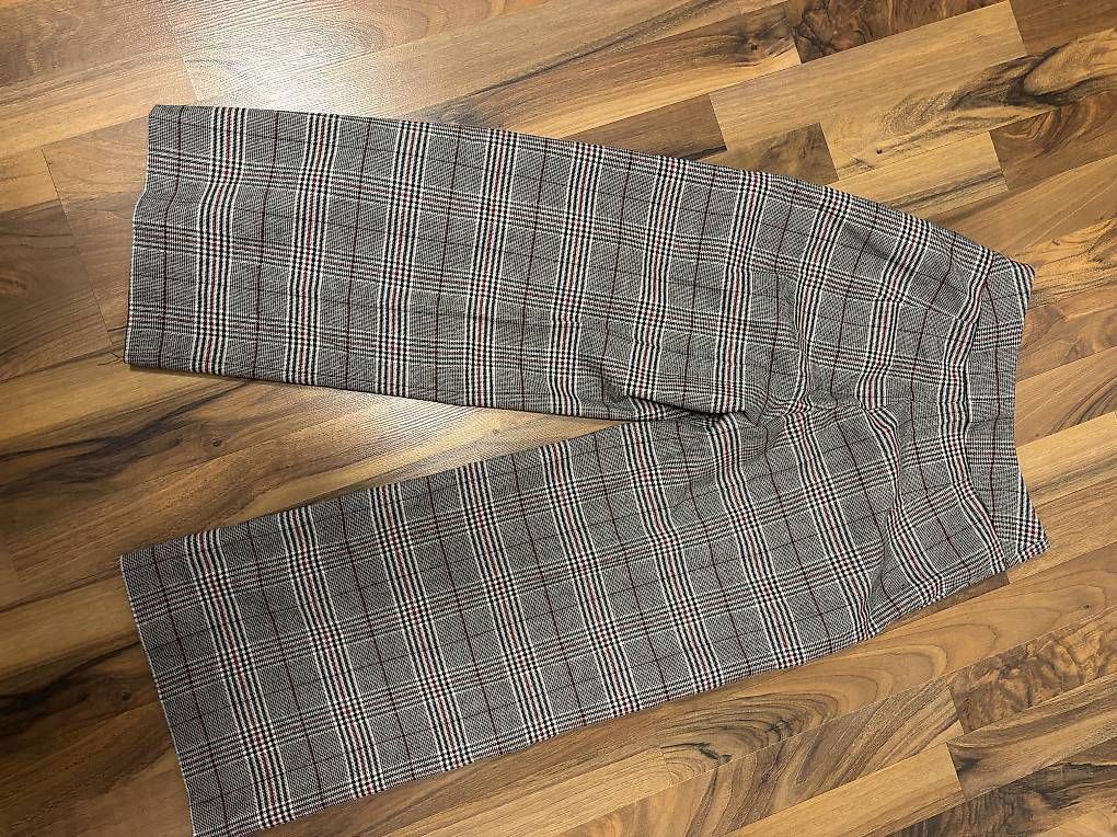 Hosen: Stoffhose mit Blumen-Strick Grösse S – Gebraucht aus St. Gallen von mustang96 1