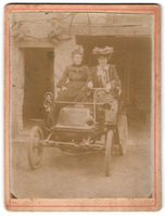Fotografie Damen in einem frühen Automo