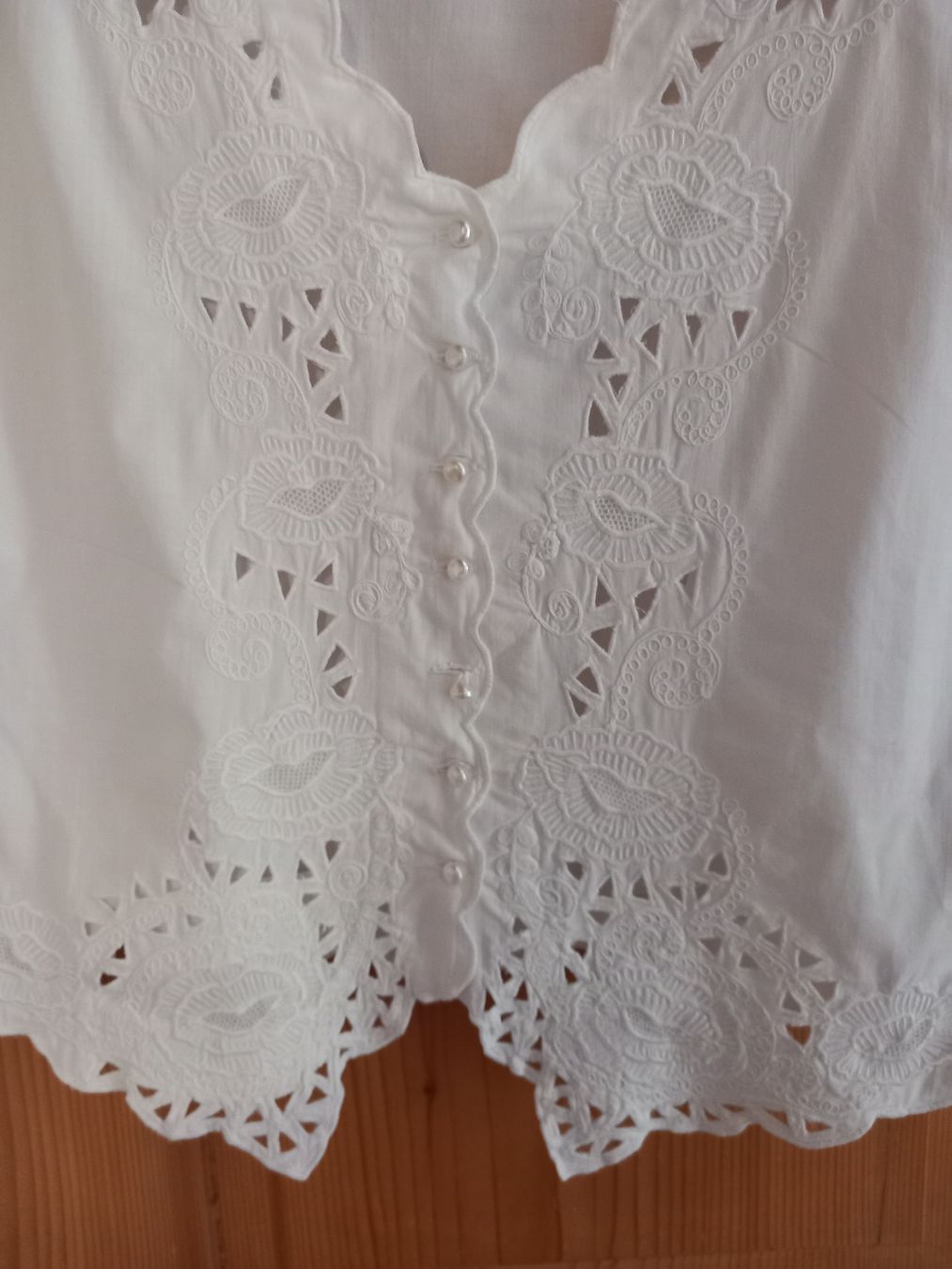 Blusen: weisse Bluse mit Stickerei & Perlenknöpfen,  38 – Gebraucht aus Näfels von gil_sindamel 2