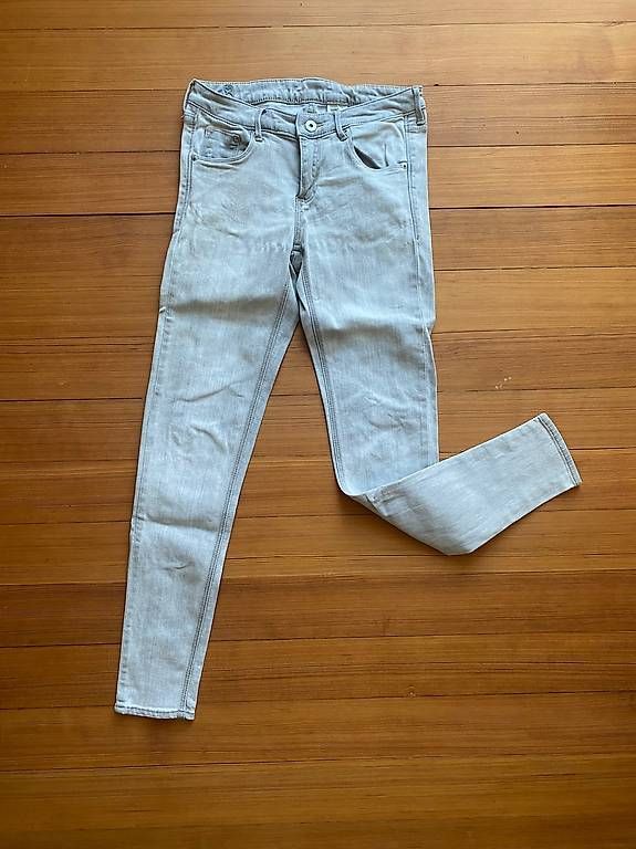 H&M Jeans: Hellgraue Jeans – D'occasion à Aarau par lacrimara