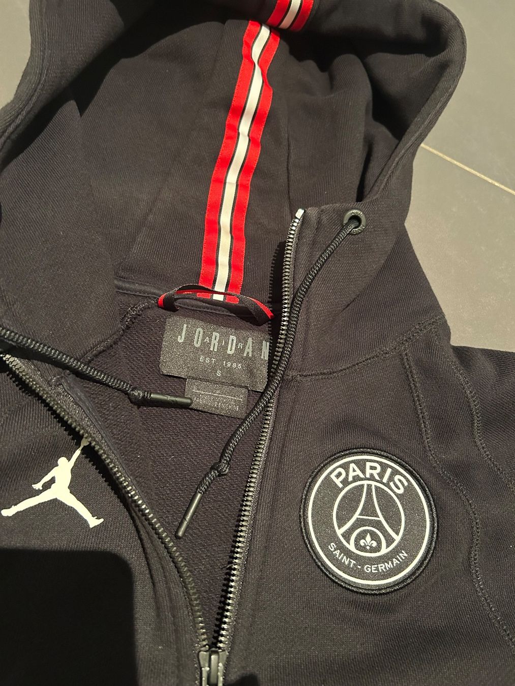 Jordan Maglioni & Felpe: PSG Hoodie – Nuovo (secondo la descrizione) da Schlieren venduto da Leavio 1
