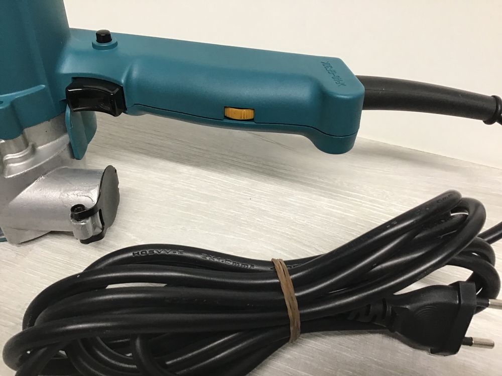 Lime Électrique Makita 9031 - Ponceuse à Bande 30mm - Ébavurage Métal/Bois - Changement Rapid